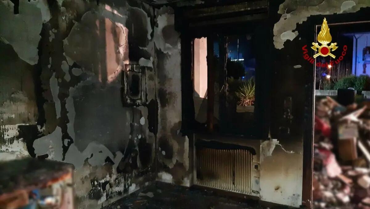 A fuoco un garage e parte dell'abitazione: intossicati un ragazzino e 2 donne - 