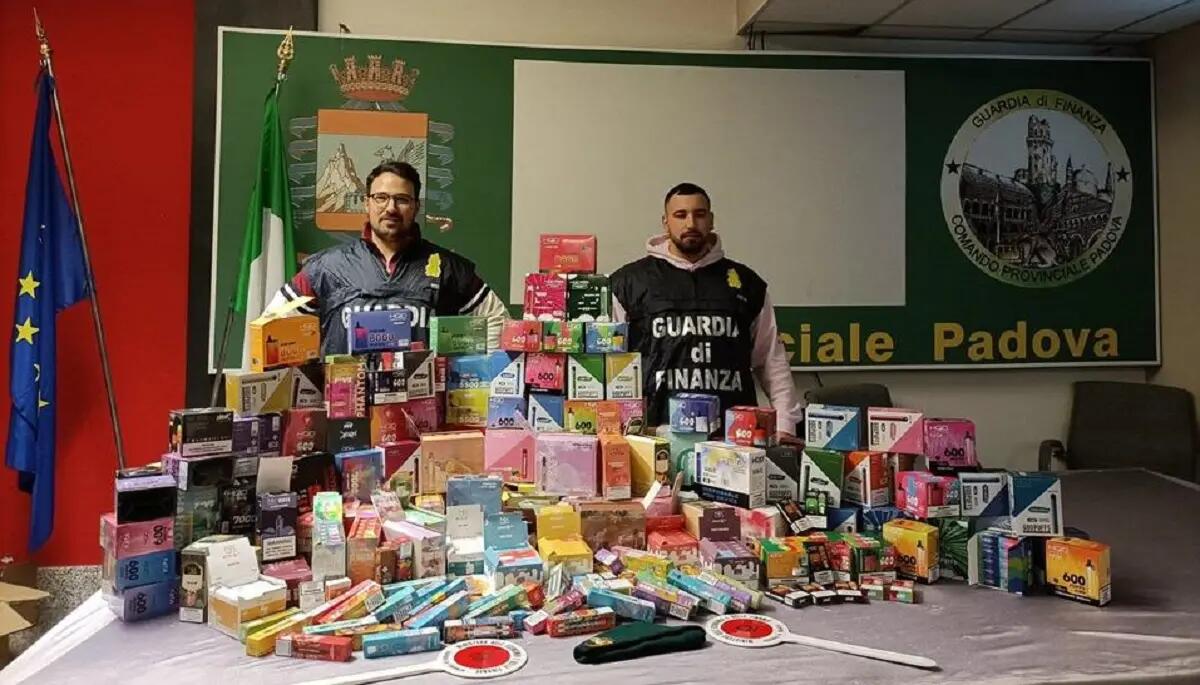 Padova, sequestrate 2,7 tonnellate di articoli pirotecnici e 2.500 sigarette elettroniche di contrabbando - 