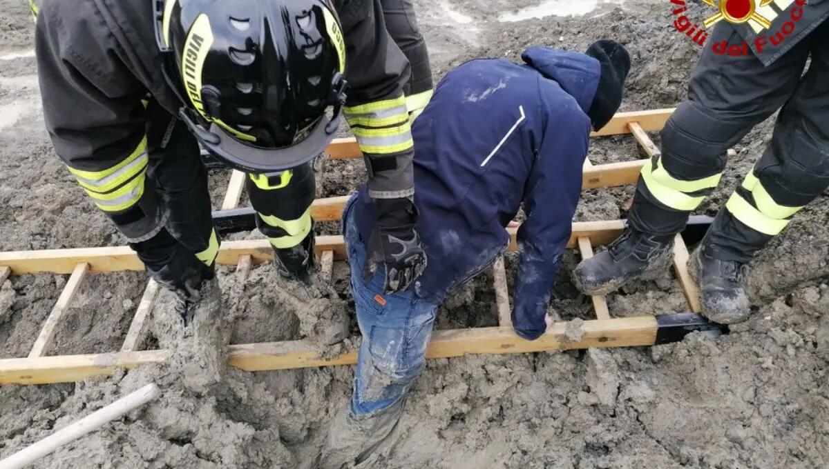 Sprofonda con le gambe nell'argilla e rimane bloccato: soccorso un uomo a Povoletto - 