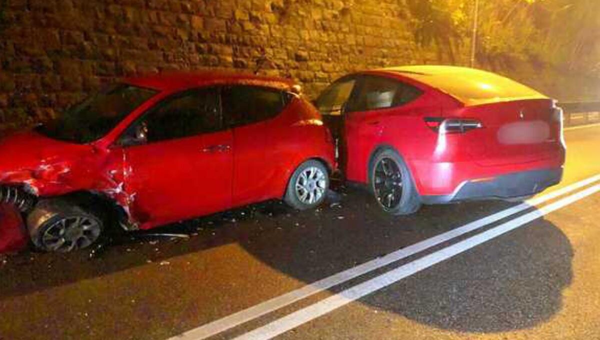 Trieste, violento scontro sulla costiera tra Ypsilon e Tesla: due feriti - 