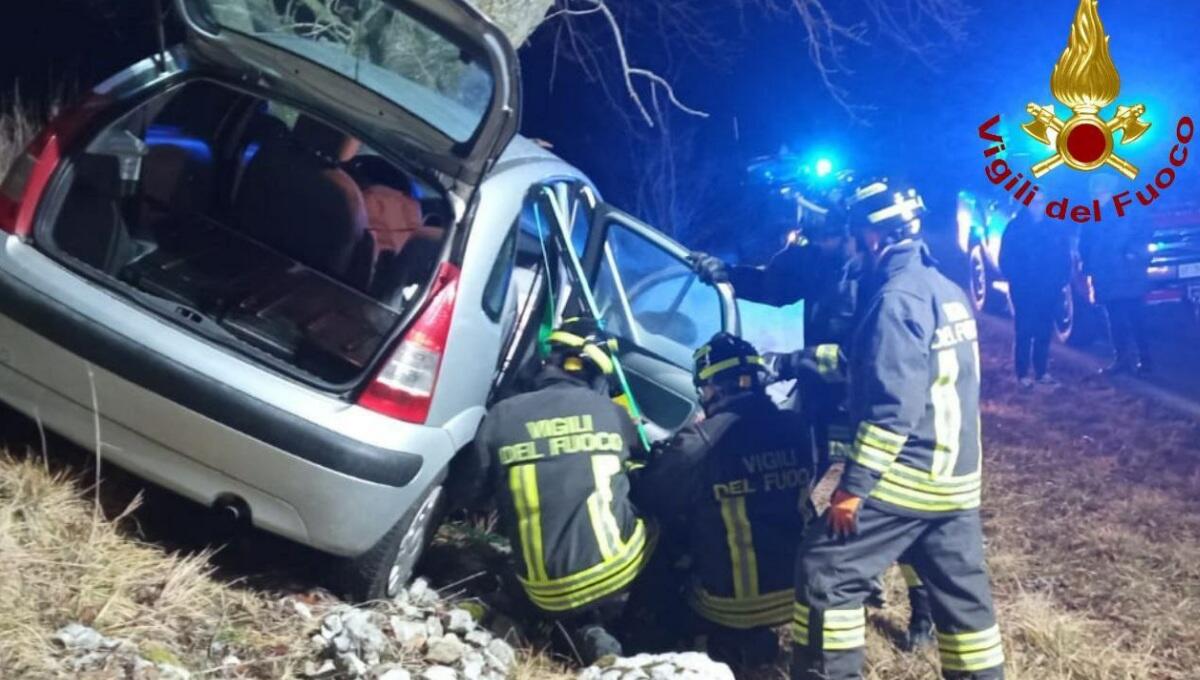 Perde il controllo dell'auto e finisce contro un albero: un ferito - 