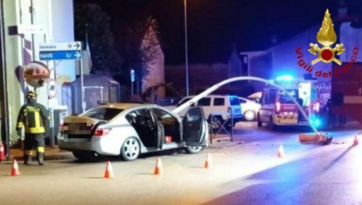 Schianto contro il semaforo prima dell'alba a Fontanafredda - 