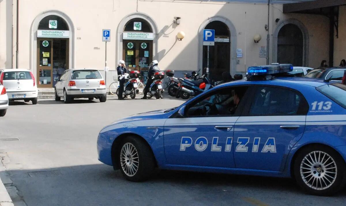 Si fa assumere come benzinaio, ma al primo giorno di "lavoro" ruba l'incasso: denunciato 45enne pakistano -