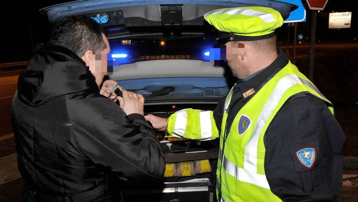 Controlli, 6 ubriachi al volante. Uno si era appena schiantato, ma ha proseguito la corsa (senza patente) - 