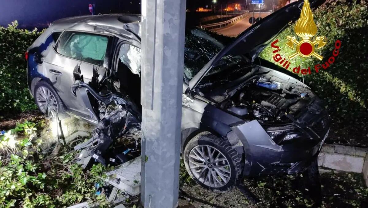 Tira dritto alla rotonda contro il palo: ferite gravemente due persone - 