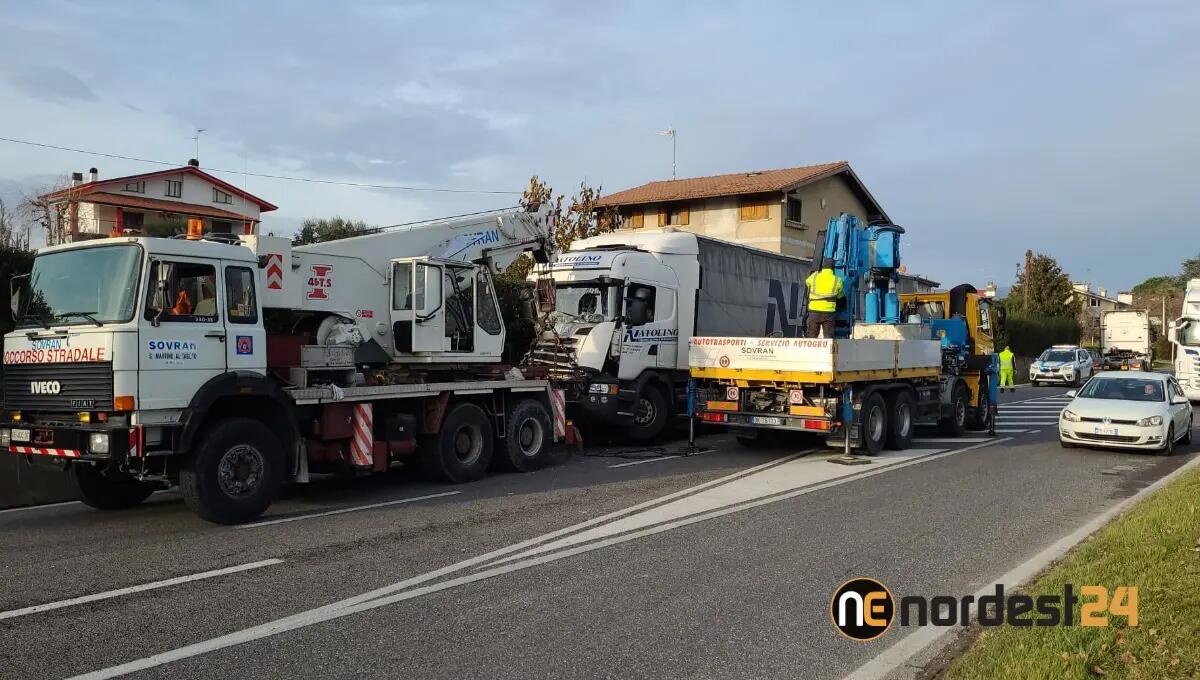 Improvviso malore al volante del camion: soccorso 55enne - 