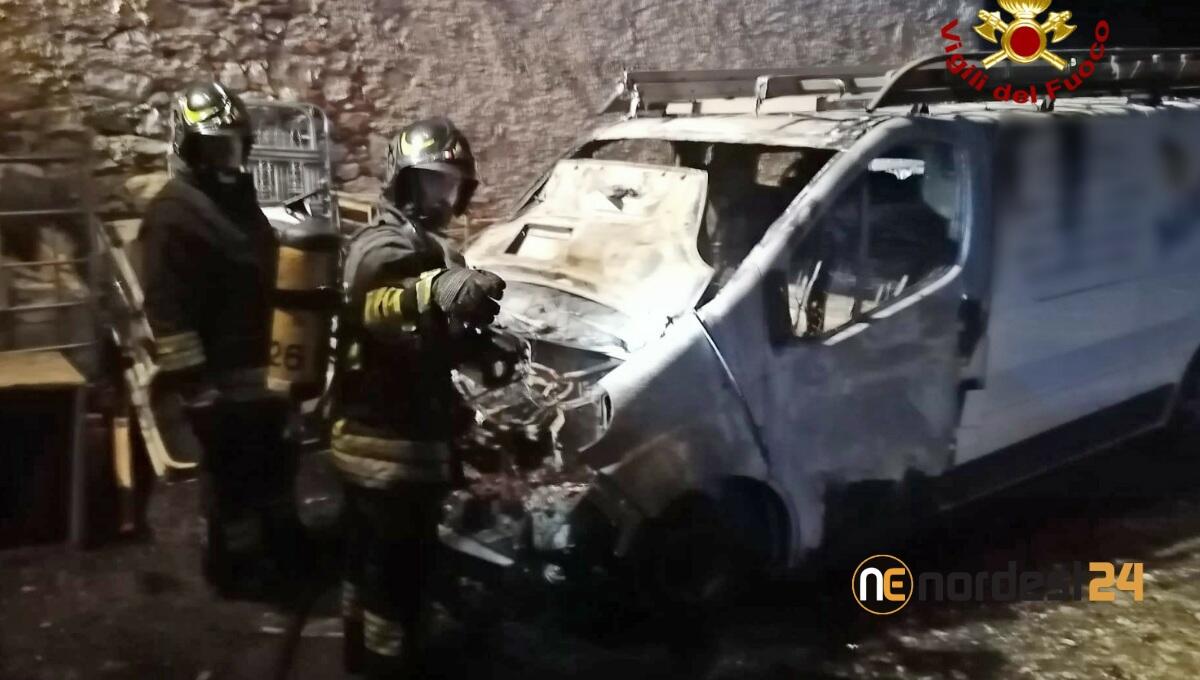 In fiamme il furgone di un elettricista parcheggiato nel cortile: distrutto - 