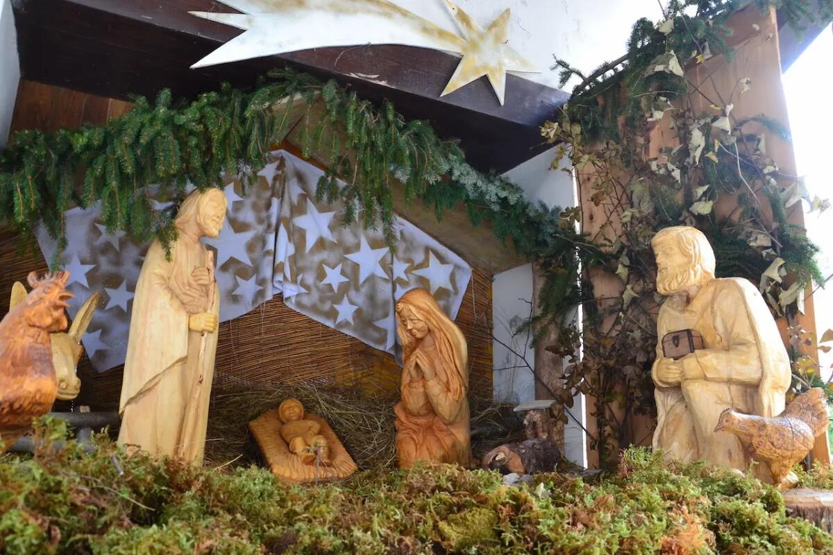 Porzûs come una piccola Betlemme grazie ai presepi allestiti nel borgo - 