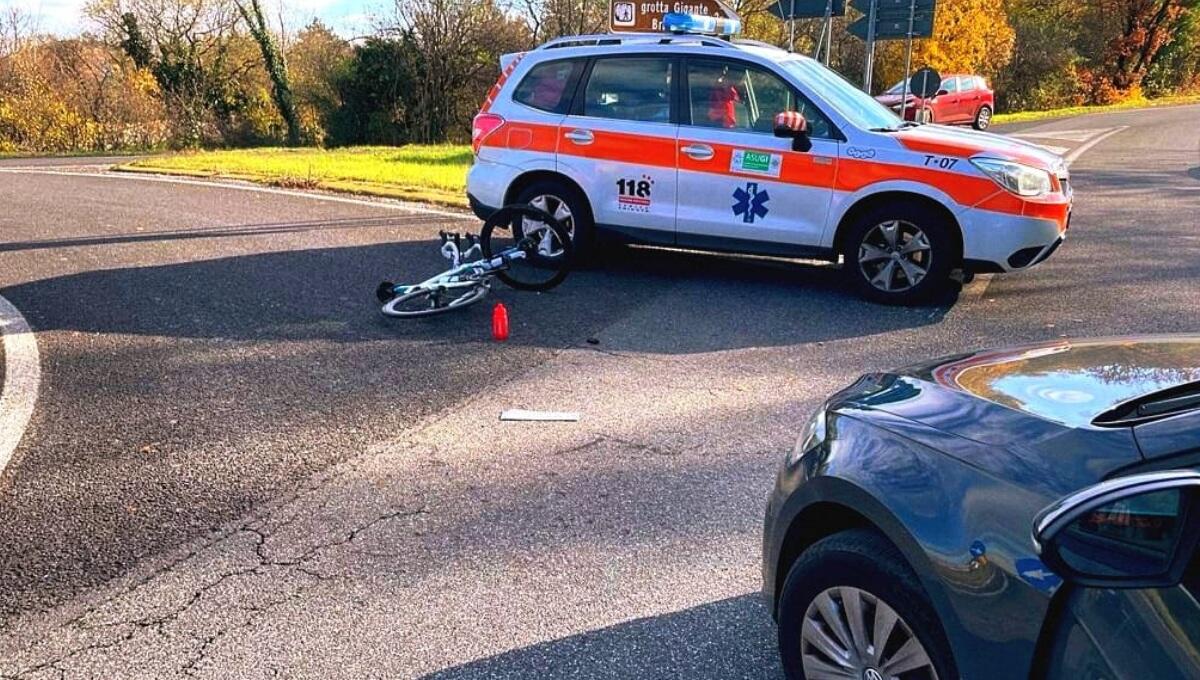Travolto da un'auto mentre pedala in sella alla bici: ferito ciclista - 