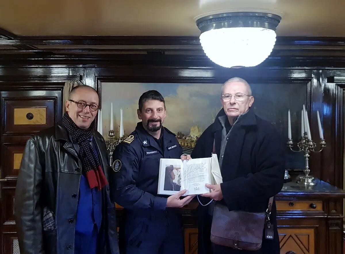 Il Presidente dello Scriptorium Foroiuliense, ha consegnato 3 dei 20 esemplari di agende dello Scriptorium -
