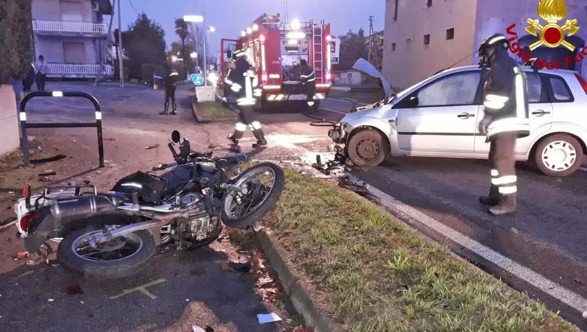 Pauroso scontro all'alba a Paese tra moto ed auto: due feriti gravi -