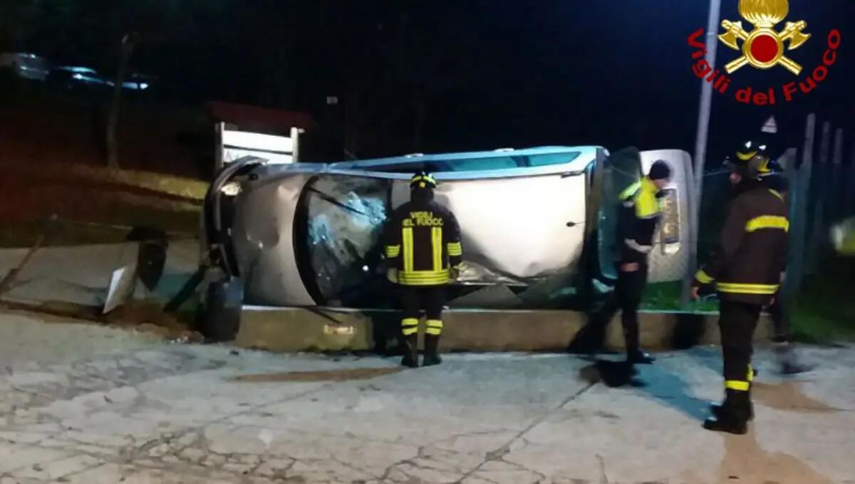 Perde il controllo dell'auto e si ribalta: ferito il conducente - 