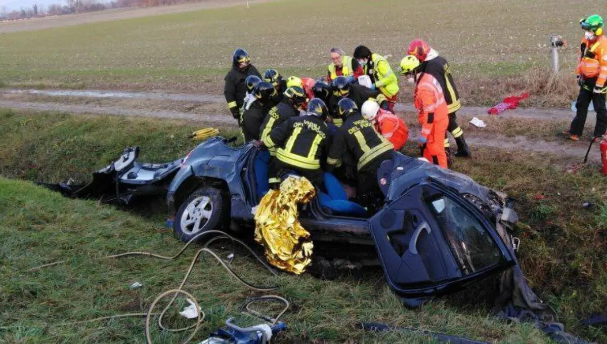 Frontale tra due auto sulla Cimpello Sequals: tre feriti - 