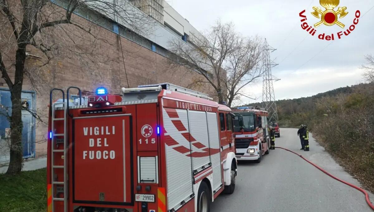 Duino, fiamme dal tetto: incendio nella Cartiera a San Giovanni - 
