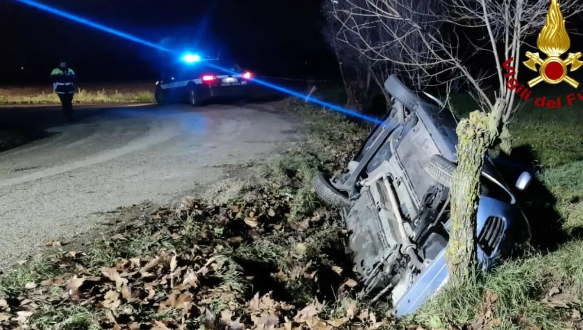 Perde il controllo dell'auto e finisce rovesciato nel fossato: ferito il conducente - 