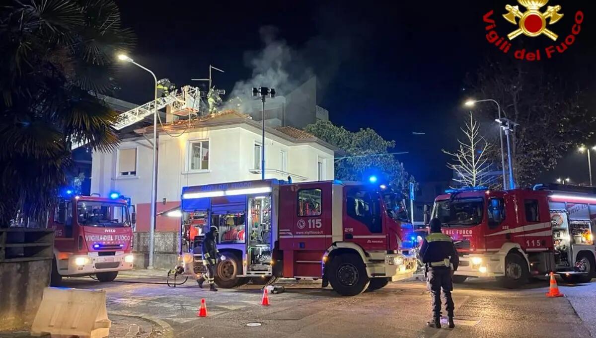 Tetto a fuoco la sera di Natale: intossicati due anziani - 