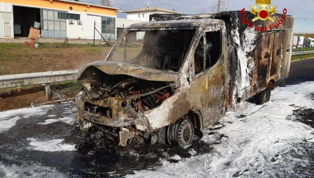 Furgone di surgelati in fiamme lungo l'A4: distrutto, illeso l’autista - 