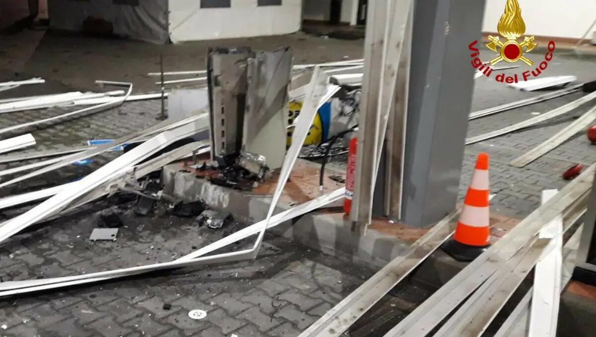 Fanno saltare il bancomat al distributore "Tamoil" poi la fuga: gravi danni - 