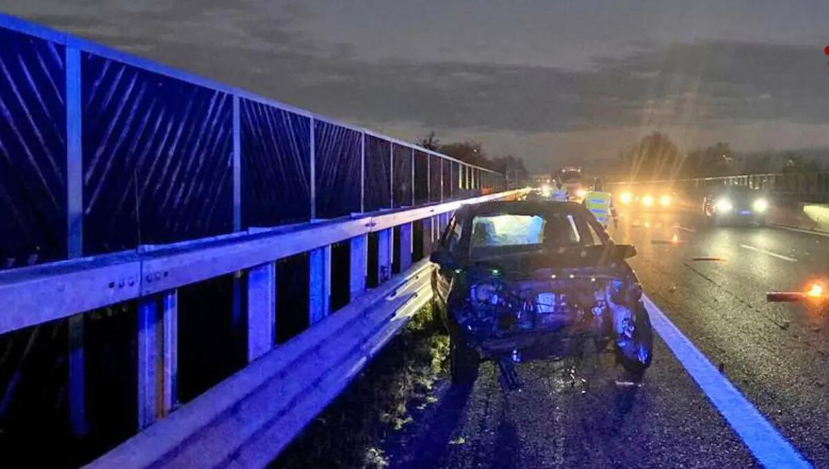 Auto si schianta contro il guardrail: un ferito grave in autostrada - 
