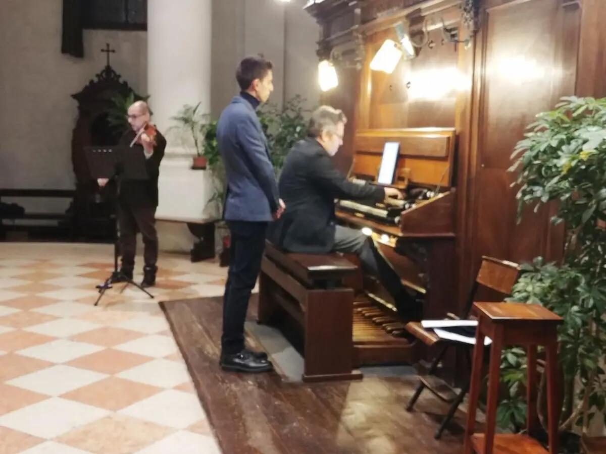 Trionfo romantico per l’organo malvestio di Lendinara pubblico in piedi per il duo Cittadin-Breda - 