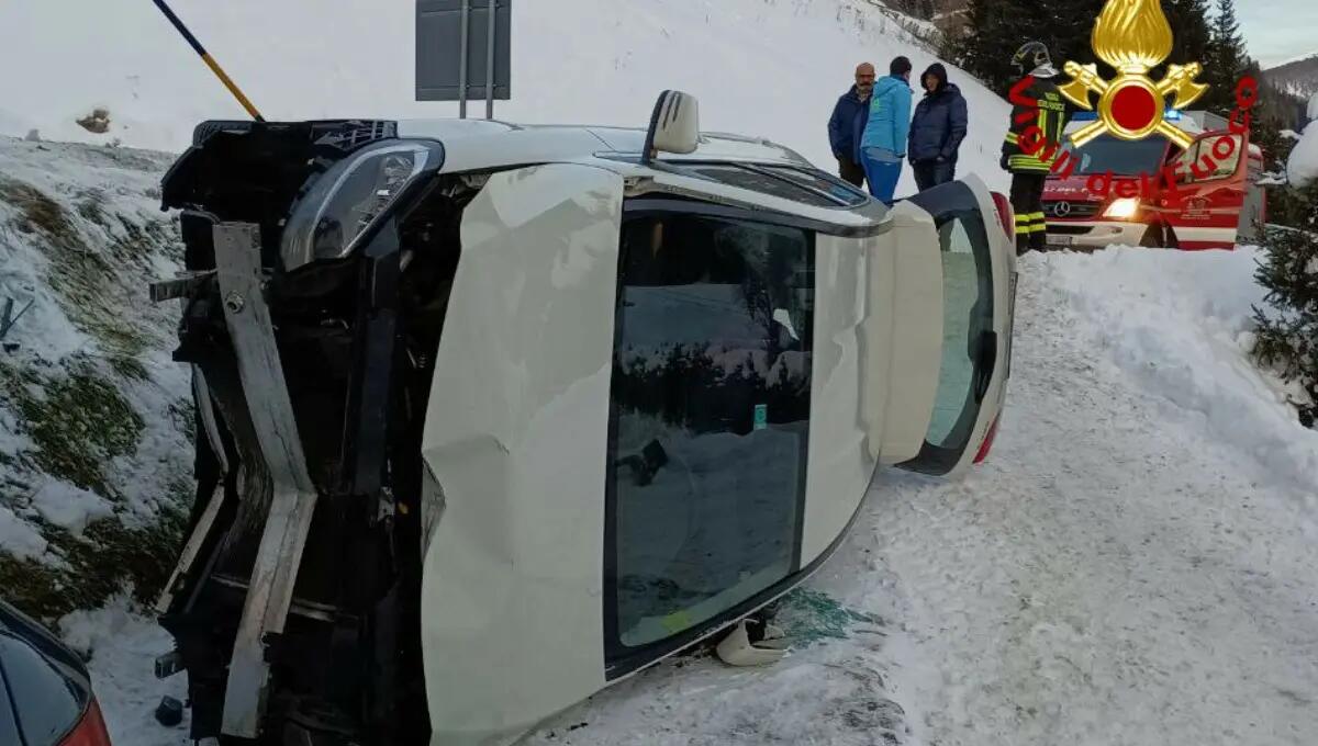 Perde il controllo dell'auto che si rovescia sul fianco: illesi gli occupanti -