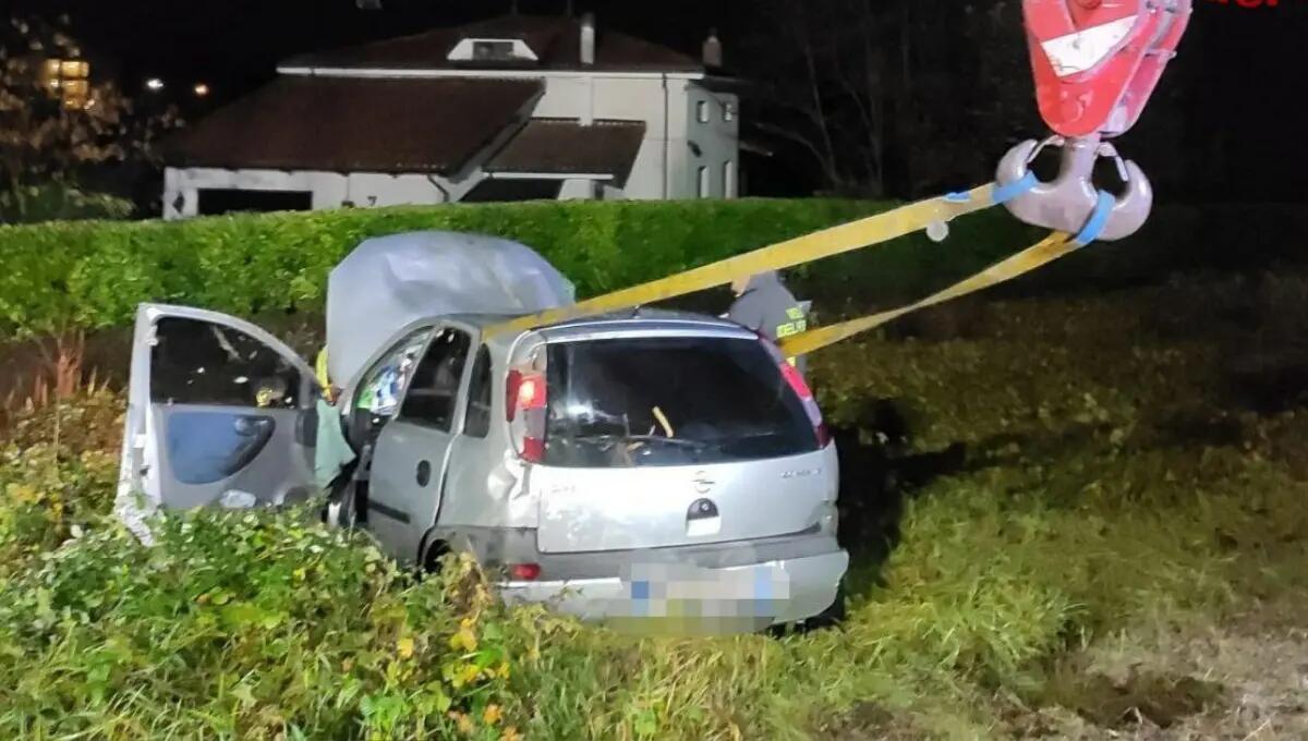 Sbanda e finisce con l'auto dentro il torrente: ferita una donna - 