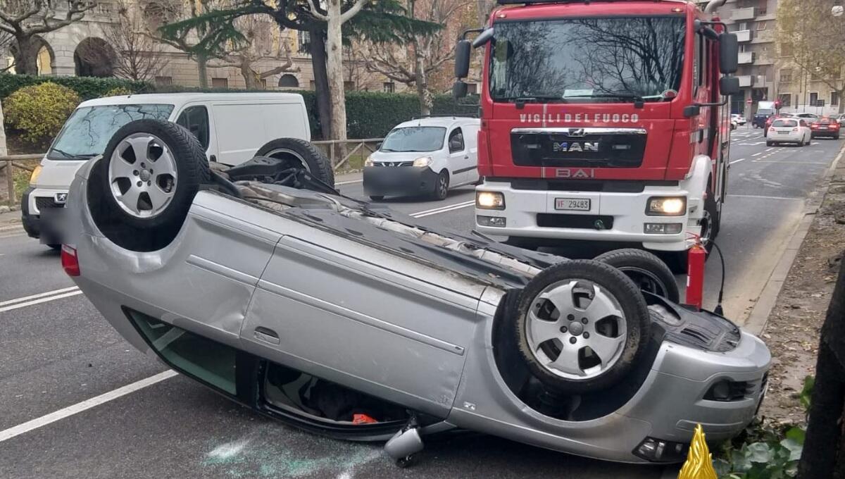 Sbanda con l'auto, centra un albero e poi si ribalta: ferito 75enne - 