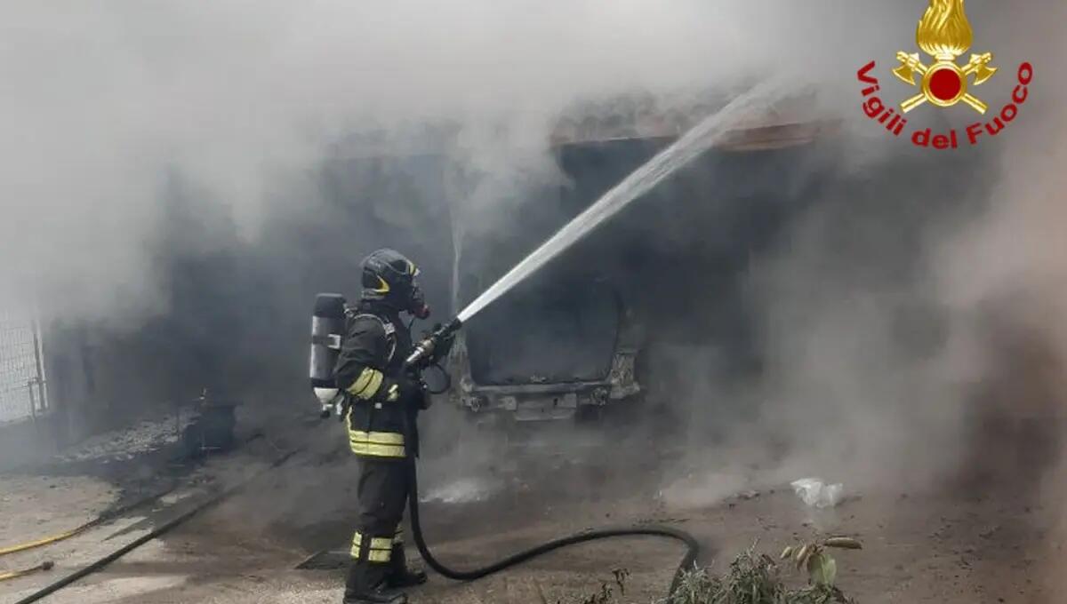 Moimacco, incendio in abitazione. Fiamme partite dall'auto nel garage - 