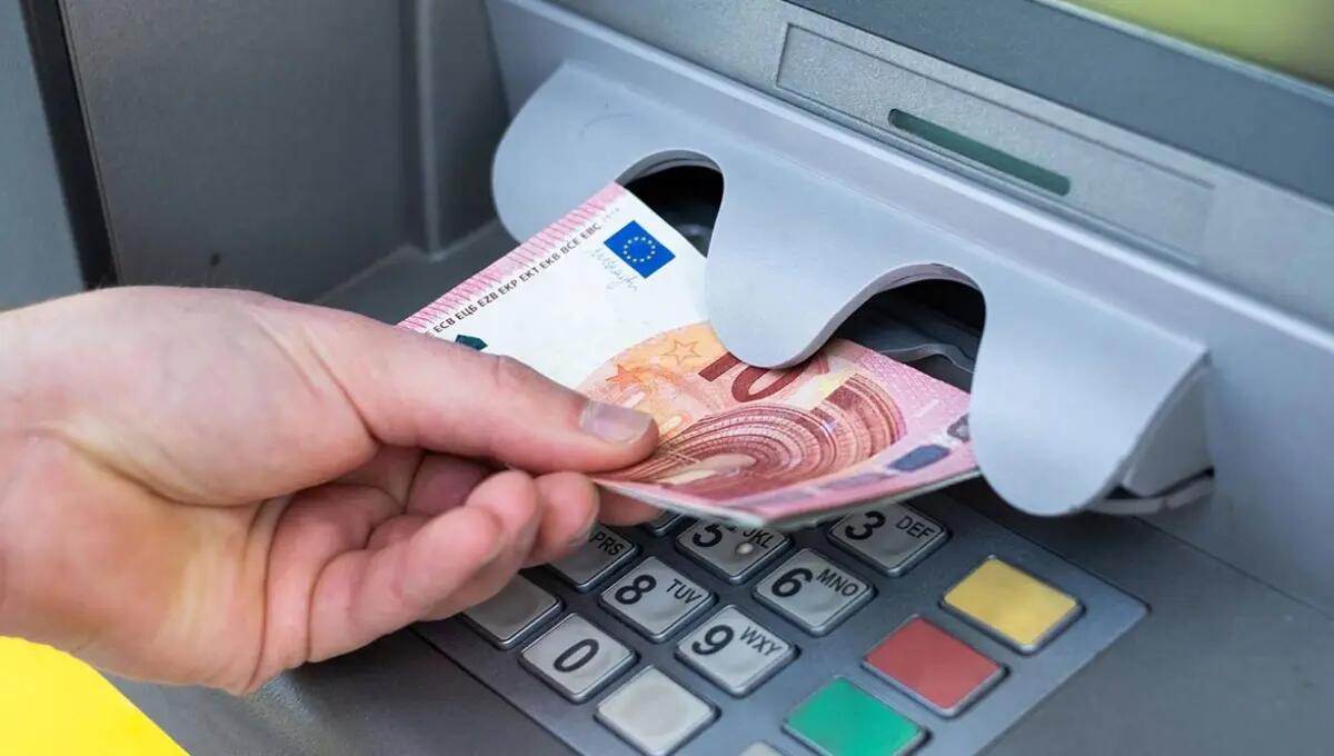 Rubavano i bancomat e facevano prelievi: così vivevano due romeni -
