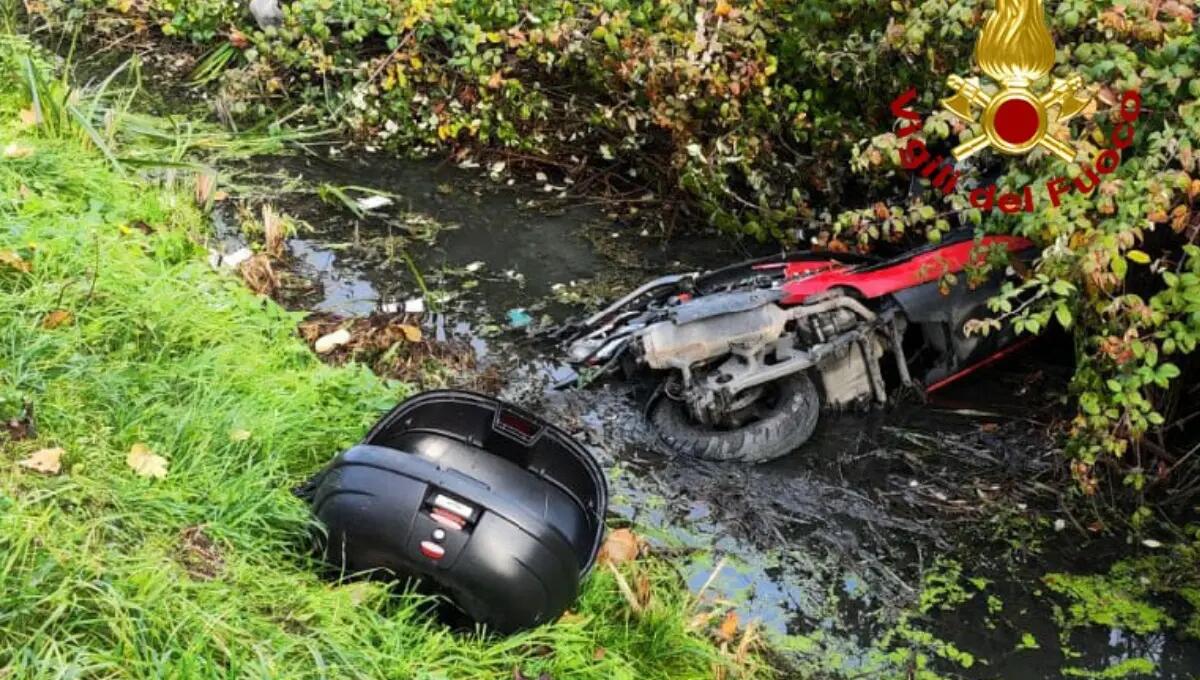 Finisce con lo scooter nel fossato: soccorso un anziano - 