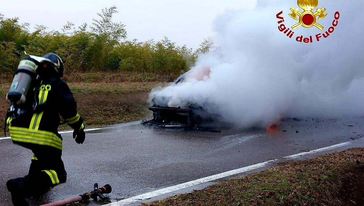 Auto in fiamme a Porcia, l'80enne alla guida scende ed accusa un malore - 