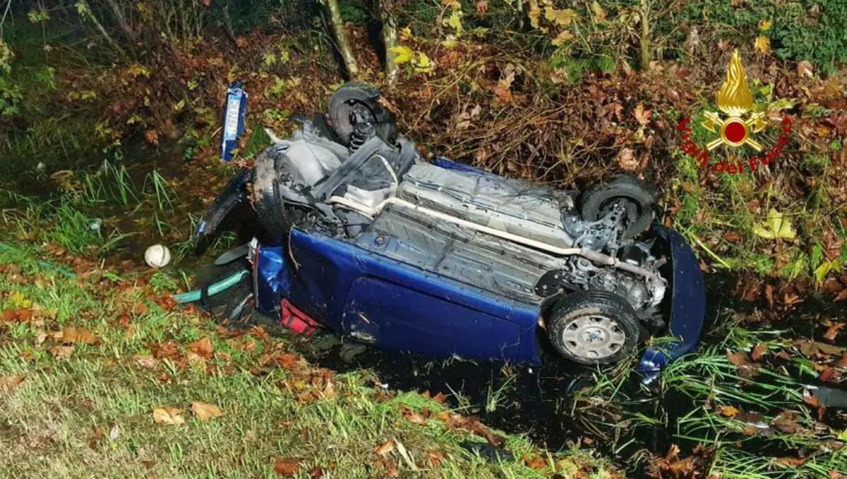 Finisce rovesciato nel fossato mentre consegna pizze: grave un uomo -