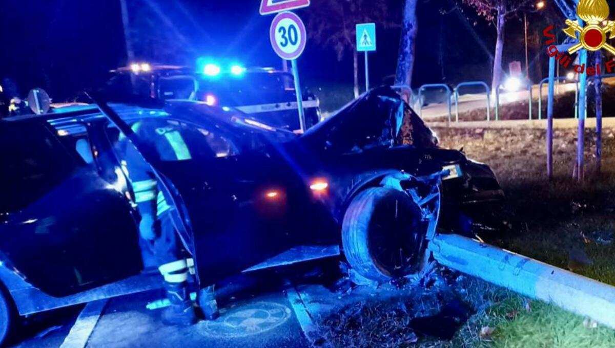 In 5 a bordo dell'auto si schiantano contro il palo dell'illuminazione: 2 feriti - 