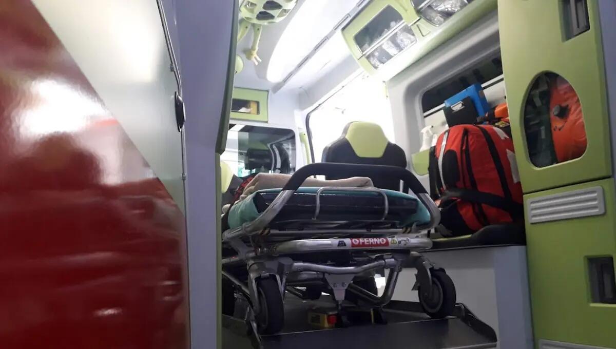 Precipita con l'auto per 20 metri lungo la Pontebbana: ferita una donna - 