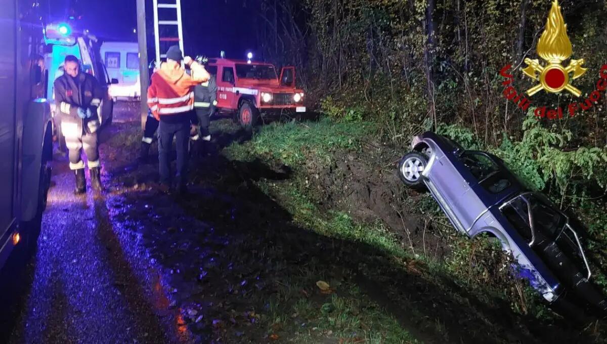 Finisce fuoristrada con l'auto e rimane incastrato all'interno: soccorso - 