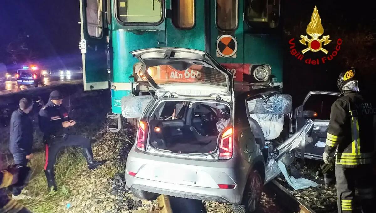 Auto travolta dalla littorina al passaggio a livello: grave una donna - 