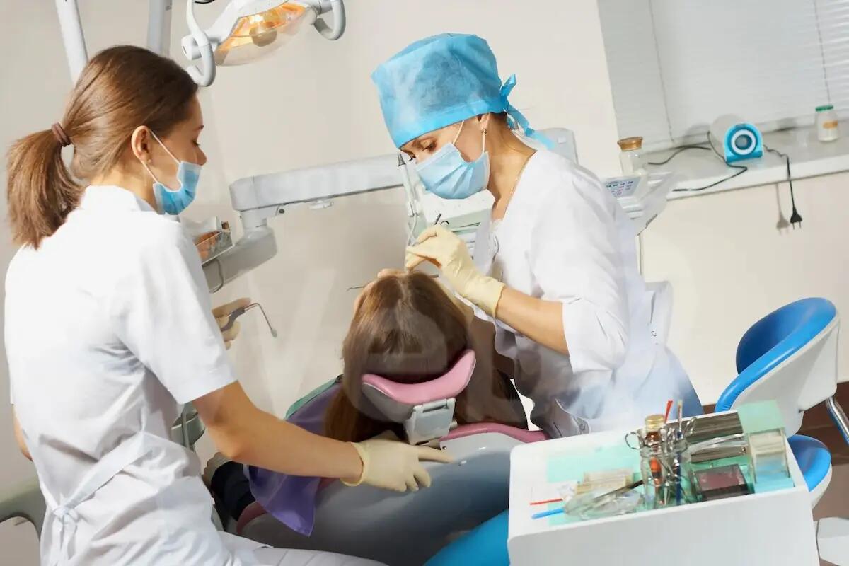 Un sorriso smagliante, come ottenerlo con le giuste cure odontoiatriche - 