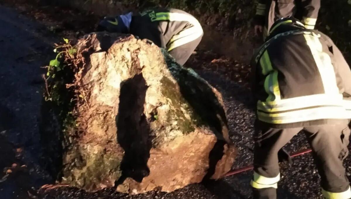 Grosso masso cade sulla strada e blocca la viabilità a Reant di Torreano - 