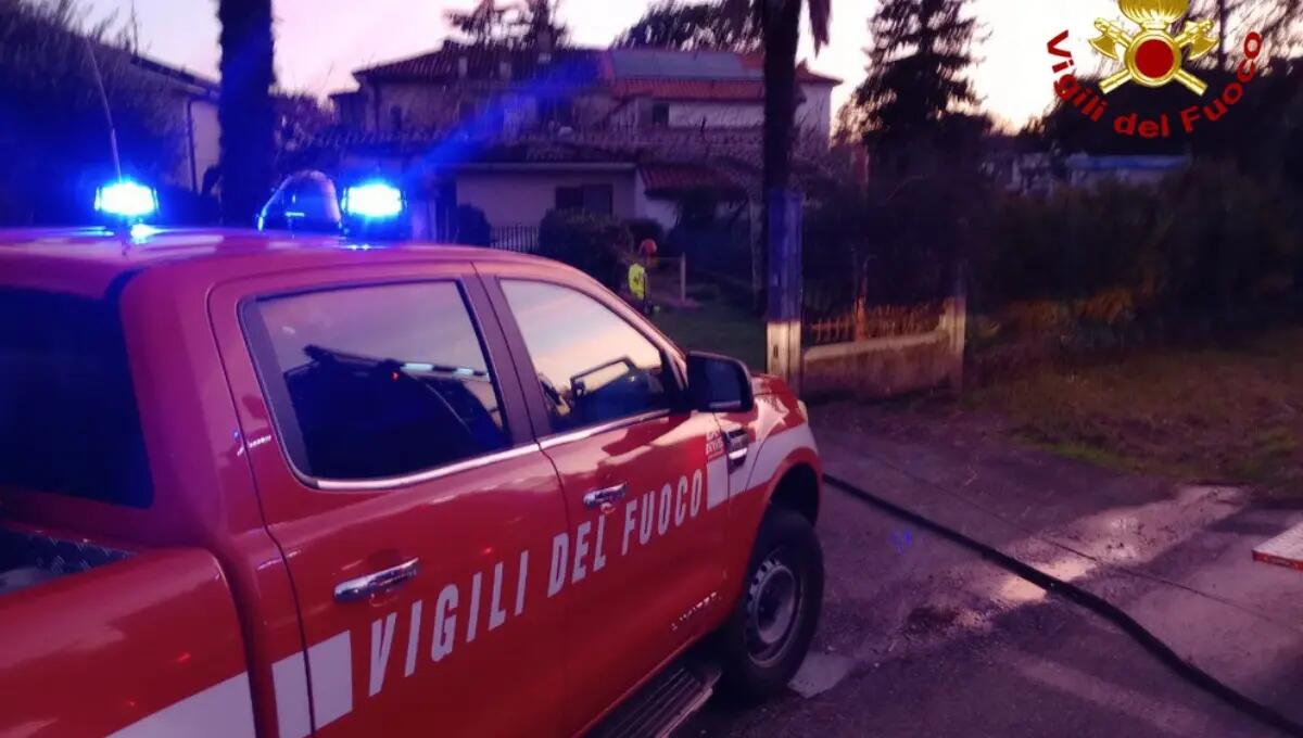 A fuoco una catasta di legna a Gradisca d’Isonzo, i pompieri evitano il peggio - 