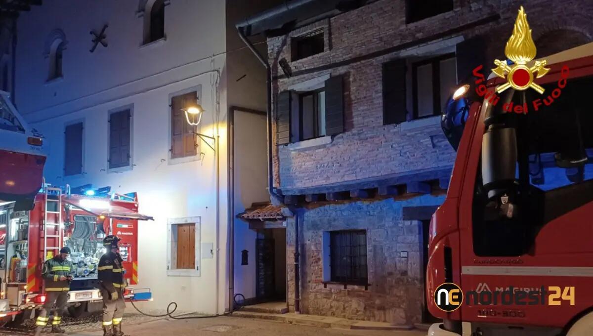 Incendio a Cividale del Friuli: in fiamme il tetto di una casa - 
