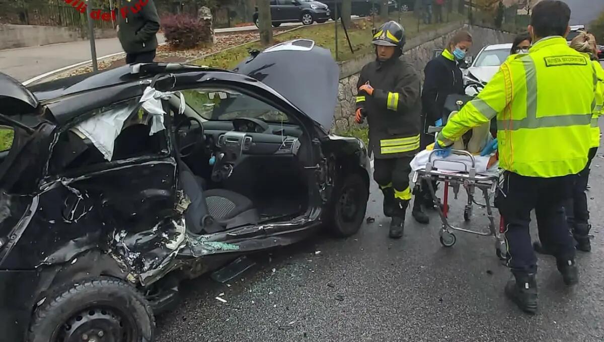 Frontale tra due auto a Valbrenta: soccorse due persone, ferite gravemente - 