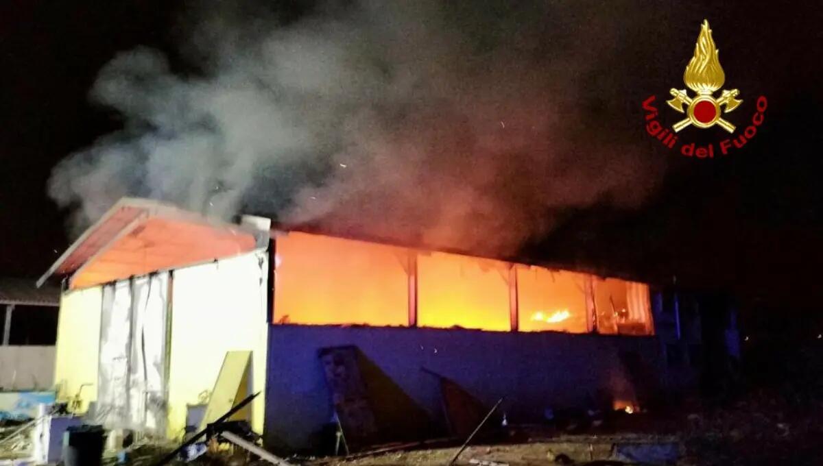 A fuoco un capannone, brucia materiale per carpenteria - 