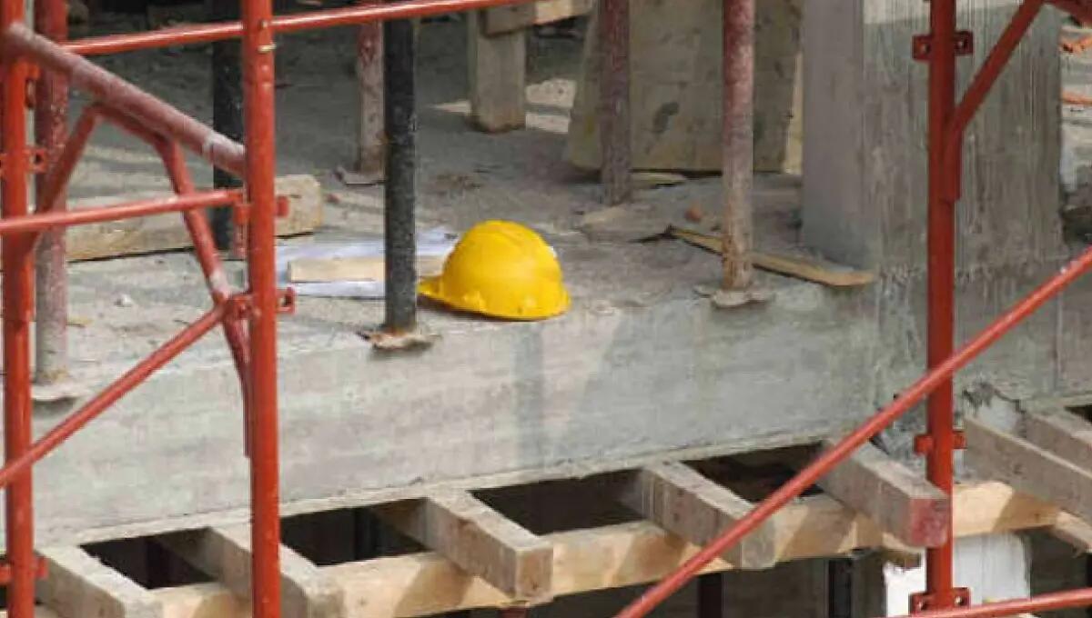 Operaio cade dall'impalcatura a Trieste: soccorso 60enne - 