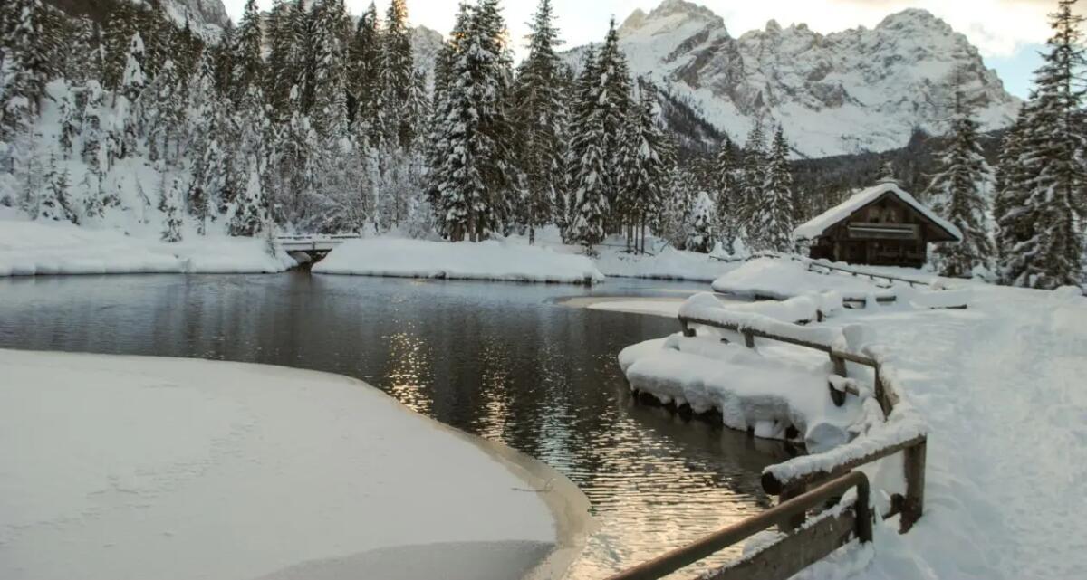 Cade nel lago ghiacciato a Sappada e va in ipotermia: salvato un turista - 