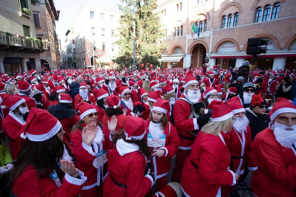 La solidarietà si colora di rosso: 1685 Babbi Natale alla Treviso X-mas Run - 