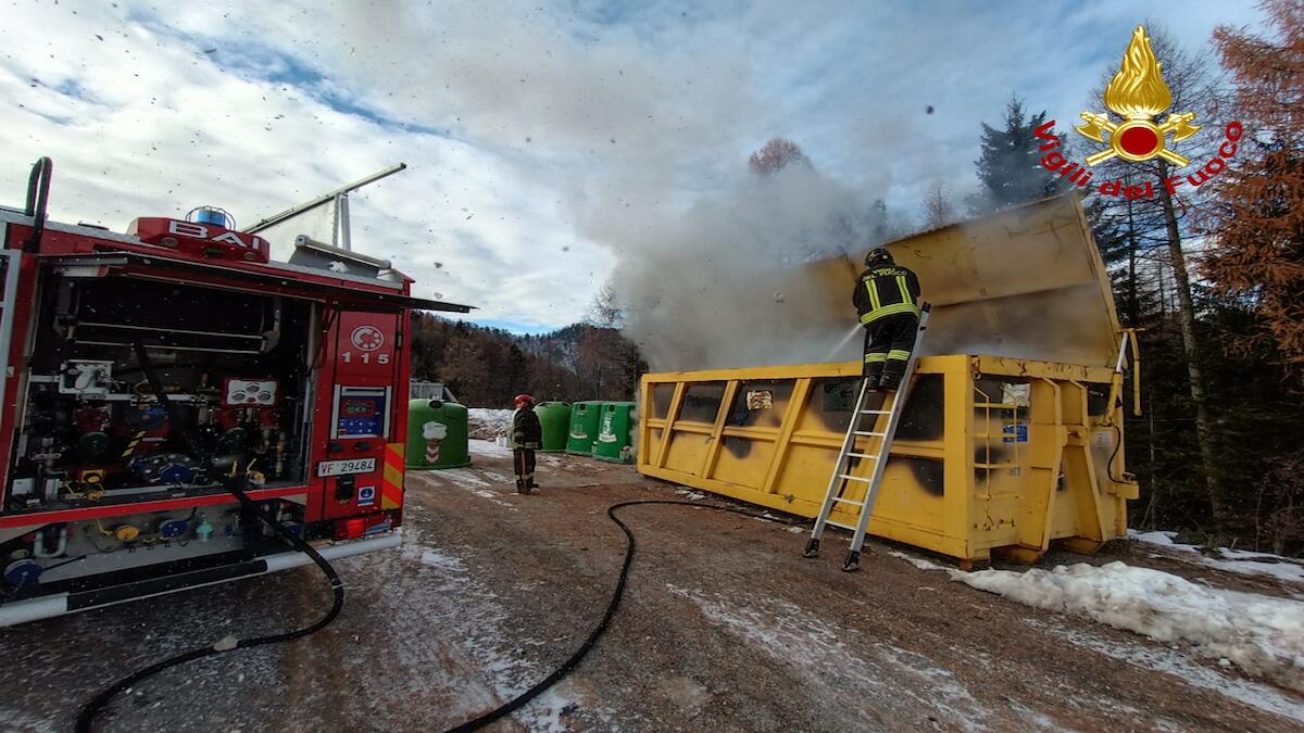 Incendio in un container a Sutrio, le fiamme minacciano gli alberi e un deposito - 