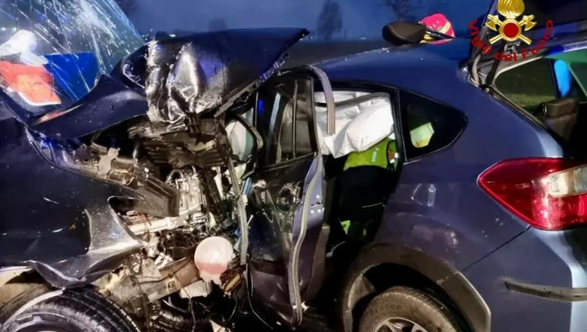 Violento scontro tra un furgone e due auto: 3 feriti gravi - 