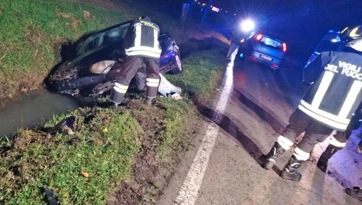 Con l'auto nel canale di scolo poco prima dell'alba: ferito il conducente - 