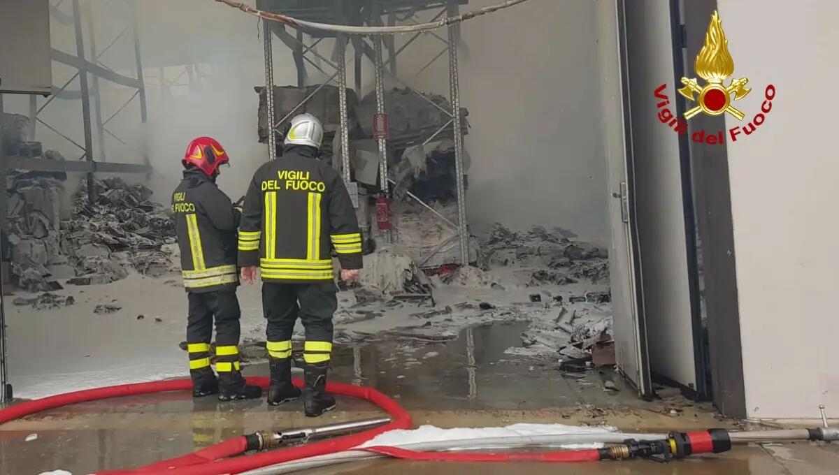 Incendio al capannone della Segafredo Zanetti: danneggiata parte della struttura - 