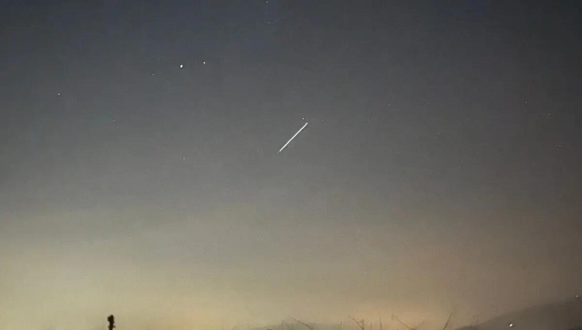 Scia luminosa nel cielo a Nordest -